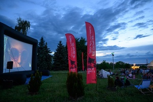 38. TNF - Dzień 2 (1.06.2024) - Publiczność kina plenerowego na terenie Domu Kultury Westerplatte oglądająca kolejną projekcję