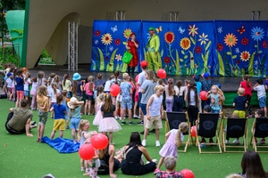 38. TNF - Dzień 2 (1.06.2024) - Publiczność licznie wypełniająca widownię Amfiteatru uczestnicząca w spektaklu dla dzieci