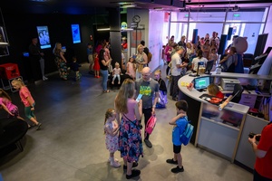 38. TNF - Dzień 2 (1.06.2024) - Dzieci z opiekunami w holu Marzenia przed projekcją