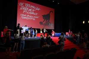 38. TNF - Dzień 2 (1.06.2024) - Najmłodsi widzowie podczas zabaw interaktywnych z Kicią Kocią w Marzeniu