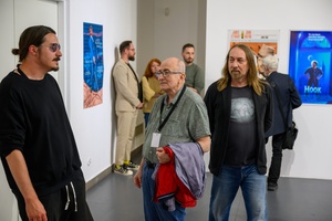 38. TNF - Dzień 2 (1.06.2024) - Publiczność oglądająca "©Plakiat. Wystawa wybranych plakatów artystycznych vol. 2" w BWA