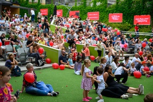 38. TNF - Dzień 2 (1.06.2024) - Publiczność licznie wypełniająca widownię Amfiteatru uczestnicząca w spektaklu dla dzieci