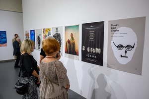 38. TNF - Dzień 2 (1.06.2024) - Publiczność oglądająca "©Plakiat. Wystawa wybranych plakatów artystycznych vol. 2" w BWA