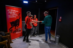 38. TNF - Dzień 2 (1.06.2024) - Wolontariusze rozdający kupony Plebiscytu Publiczności widzom wchodzącym na salę kinową