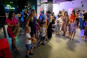 38. TNF - Dzień 2 (1.06.2024) - Wspólne zdjęcia dzieci z postacią Kici Koci w holu Marzenie