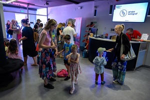 38. TNF - Dzień 2 (1.06.2024) - Wspólne zdjęcia dzieci z postacią Kici Koci w holu Marzenie