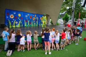 38. TNF - Dzień 2 (1.06.2024) - Na scenie aktor, przed sceną najmłodsi widzowie uczestniczący w spektaklu