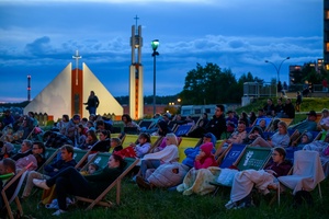 38. TNF - Dzień 2 (1.06.2024) - Publiczność kina plenerowego na terenie Domu Kultury Westerplatte oglądająca kolejną projekcję