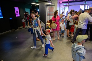 38. TNF - Dzień 2 (1.06.2024) - Dzieci z opiekunami w holu Marzenia przed projekcją