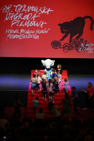 38. TNF - Dzień 2 (1.06.2024) - Postać Kici Koci na scenie kina Marzenie z najmłodszymi widzami