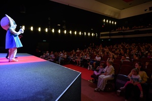 38. TNF - Dzień 2 (1.06.2024) - Najmłodsi widzowie z opiekunami w sali kinowej