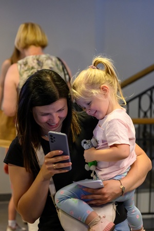 38. TNF - Dzień 2 (1.06.2024) - Dzieci z opiekunami w holu Marzenia przed projekcją