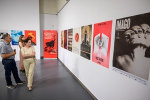 38. TNF - Dzień 2 (1.06.2024) - Publiczność oglądająca "©Plakiat. Wystawa wybranych plakatów artystycznych vol. 2" w BWA