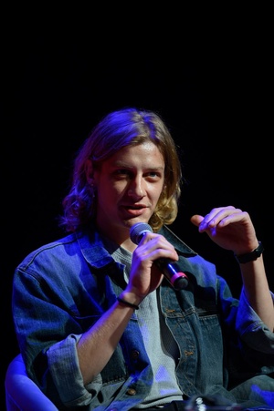 38. TNF - Dzień 3 (2.06.2024) - Aktor Mateusz Więcławek odpowiadający na pytania Ryszarda Jaźwińskiego podczas spotkania po seansie filmowym "Kobieta z..."