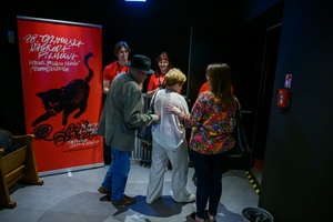 38. TNF - Dzień 3 (2.06.2024) - Wolontariusze 38. TNF rozdający widzom kupony Plebiscytu Publiczności