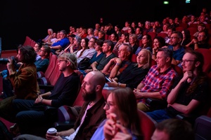 38. TNF - Dzień 3 (2.06.2024) - Widzowie w sali Marzenia w oczekiwaniu na projekcję filmu "Kos"