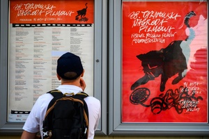 38. TNF - Dzień 3 (2.06.2024) - Widz czytający plakat z programem 38. TNF