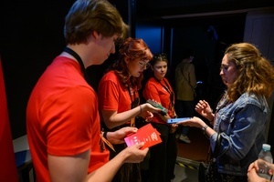 38. TNF - Dzień 3 (2.06.2024) - Wolontariusze 38. TNF sprawdzający bilety wstępu na film