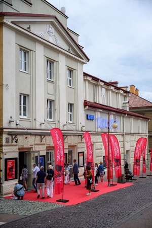 38. TNF - Dzień 3 (2.06.2024) - Widzowie przybywający na projekcję konkursową do Marzenia