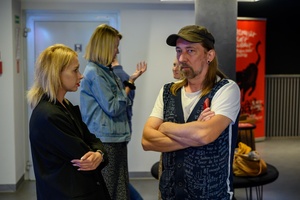 38. TNF - Dzień 3 (2.06.2024) - W oczekiwaniu na seans w holu Marzenia producentka 38. TNF Magdalena Piątek, prowadzący spotkania Ryszard Jaźwiński, w tle Dominika Dąbek