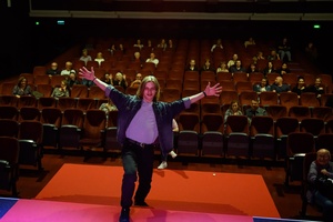 38. TNF - Dzień 3 (2.06.2024) - Mateusz Więcławek na scenie Marzenia, w tle festiwalowa publiczność przed seansem filmu "Kobieta z..."