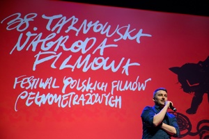 38. TNF - Dzień 3 (2.06.2024) - Na scenie Marzenia Kuba Armata zapowiadający seans z filmem "Kos"