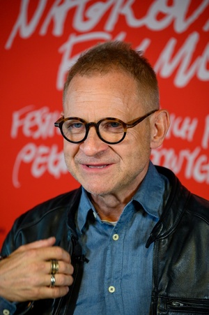 38. TNF - Dzień 3 (2.06.2024) - Mikołaj Trzaska na tle ścianki festiwalowej w holu Marzenia