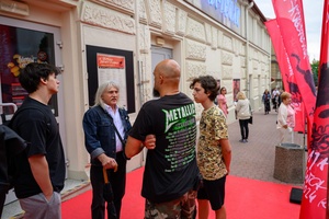 38. TNF - Dzień 3 (2.06.2024) - Widzowie przybywający na projekcję konkursową do Marzenia