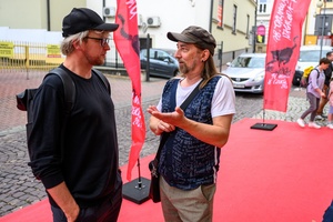 38. TNF - Dzień 3 (2.06.2024) - Ryszard Jaźwiński z festiwalowiczem przed kinem Marzenie