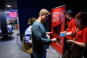 38. TNF - Dzień 3 (2.06.2024) - Wolontariusze 38. TNF rozdający widzom kupony Plebiscytu Publiczności