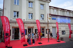 38. TNF - Dzień 4 (3.06.2024) - Widzowie przybywający na projekcję konkursową do Marzenia