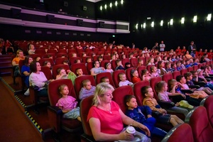 38. TNF - Dzień 4 (3.06.2024) - Najmłodsi widzowie w sali Marzenie w oczekiwaniu na projekcję zestawu konkursowego Filmów Młodego Widza