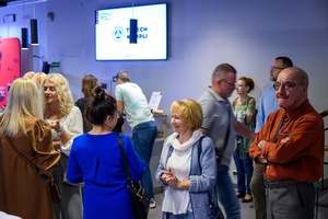 38. TNF - Dzień 4 (3.06.2024) - Festiwalowa publiczność w oczekiwaniu na film w holu Marzenia