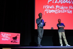 38. TNF - Dzień 4 (3.06.2024) - Reżyser filmu "Tylko dzień i noc" - Grzegorz Brzozowski zapraszający ze sceny widzów na projekcję