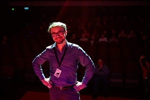 38. TNF - Dzień 4 (3.06.2024) - Reżyser filmu "Tylko dzień i noc" - Grzegorz Brzozowski na wspólnym zdjęciu z widownią na sali kinowej