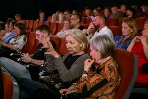 38. TNF - Dzień 4 (3.06.2024) - Widzowie w sali Marzenia w oczekiwaniu na projekcję filmu "Biała odwaga"