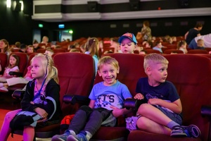 38. TNF - Dzień 4 (3.06.2024) - Najmłodsi widzowie w sali Marzenie w oczekiwaniu na projekcję zestawu konkursowego Filmów Młodego Widza