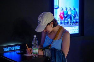 38. TNF - Dzień 4 (3.06.2024) - Festiwalowiczka wypełniająca kupon plebiscytowy po projekcji konkursowej