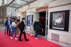 38. TNF - Dzień 5 (4.06.2024) - Festiwalowicze zmierzający do kina Marzenie na projekcję konkursową 38. TNF