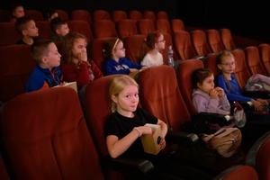 38. TNF - Dzień 5 (4.06.2024) - Najmłodsi widzowie w sali kinowej w oczekiwaniu na seans