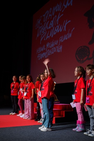 38. TNF - Dzień 5 (4.06.2024) - Prezentacja Jury Dziecięcego na scenie Marzenia przed najmłodszą publicznością przed projekcjami bajek