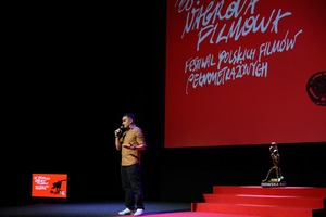 38. TNF - Dzień 5 (4.06.2024) - Na scenie Kuba Armata zapraszający na seans konkursowy filmu "Chłopi"