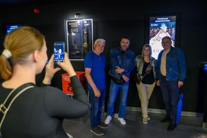 38. TNF - Dzień 5 (4.06.2024) - Festiwalowicze w holu Marzenia przed projekcją konkursową filmu "Chłopi"