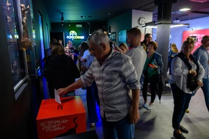 38. TNF - Dzień 5 (4.06.2024) - Widzowie oddający głosy w Plebiscycie Publiczności, wrzucając swój kupon do urny w holu Marzenia po projekcji