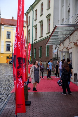 38. TNF - Dzień 5 (4.06.2024) - Festiwalowicze zmierzający do kina Marzenie na projekcję konkursową 38. TNF