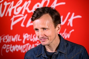 38. TNF - Dzień 5 (4.06.2024) - Aktor Artur Paczesny na tle ścianki 38. TNF w holu Marzenia