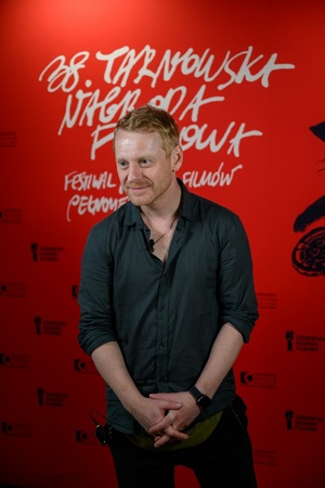 38. TNF - Dzień 5 (4.06.2024) - Aktor Cezary Łukaszewicz na tle ścianki 38. TNF w holu Marzenia