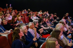 38. TNF - Dzień 5 (4.06.2024) - Widzowie w sali Marzenia w oczekiwaniu na projekcję konkursową filmu "Chłopi"