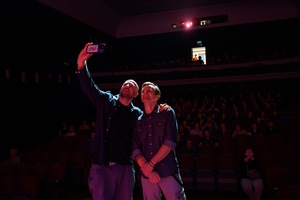 38. TNF - Dzień 5 (4.06.2024) - Na scenie Marzenia reżyser Grzegorz Dębowski, aktor Artur Paczesny robiący sobie selfie z widzami