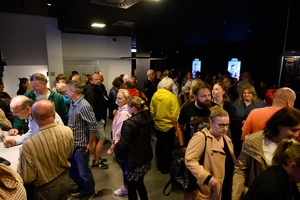 38. TNF - Dzień 5 (4.06.2024) - Festiwalowicze w holu Marzenia przed projekcją konkursową "Tyle co nic"